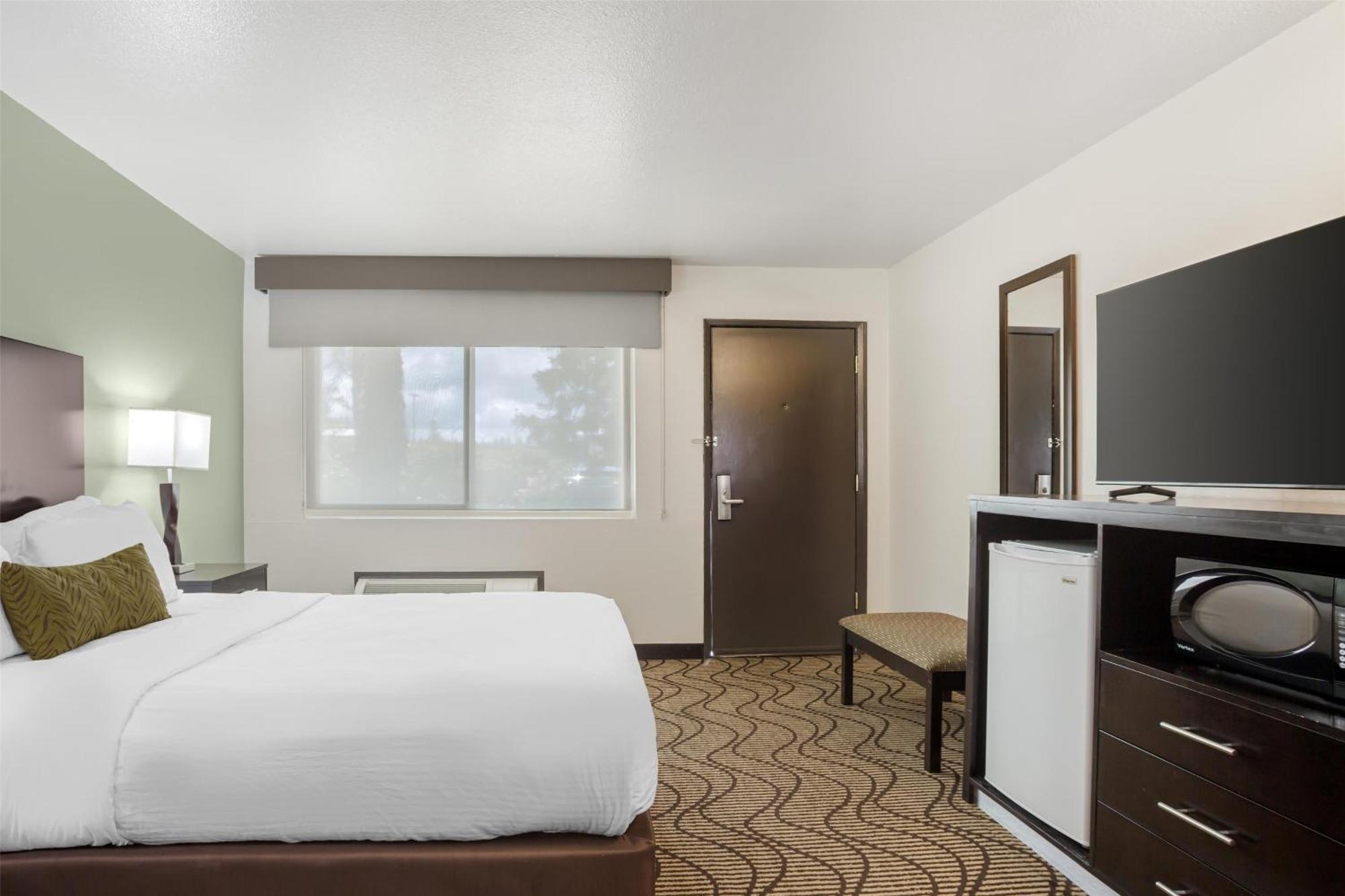 Queen Room - Mobility Accessible/Non-Smoking